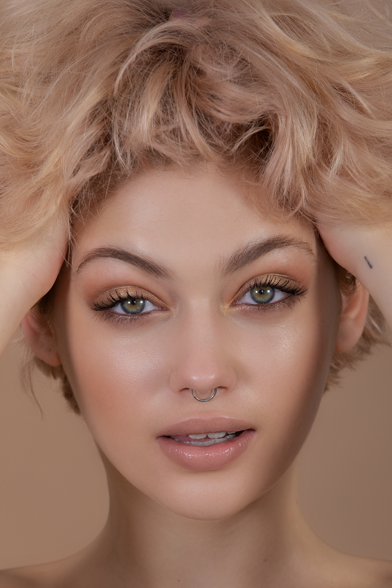 model-Delicious Shiny Kiss - Liquid Lipstick G01_1