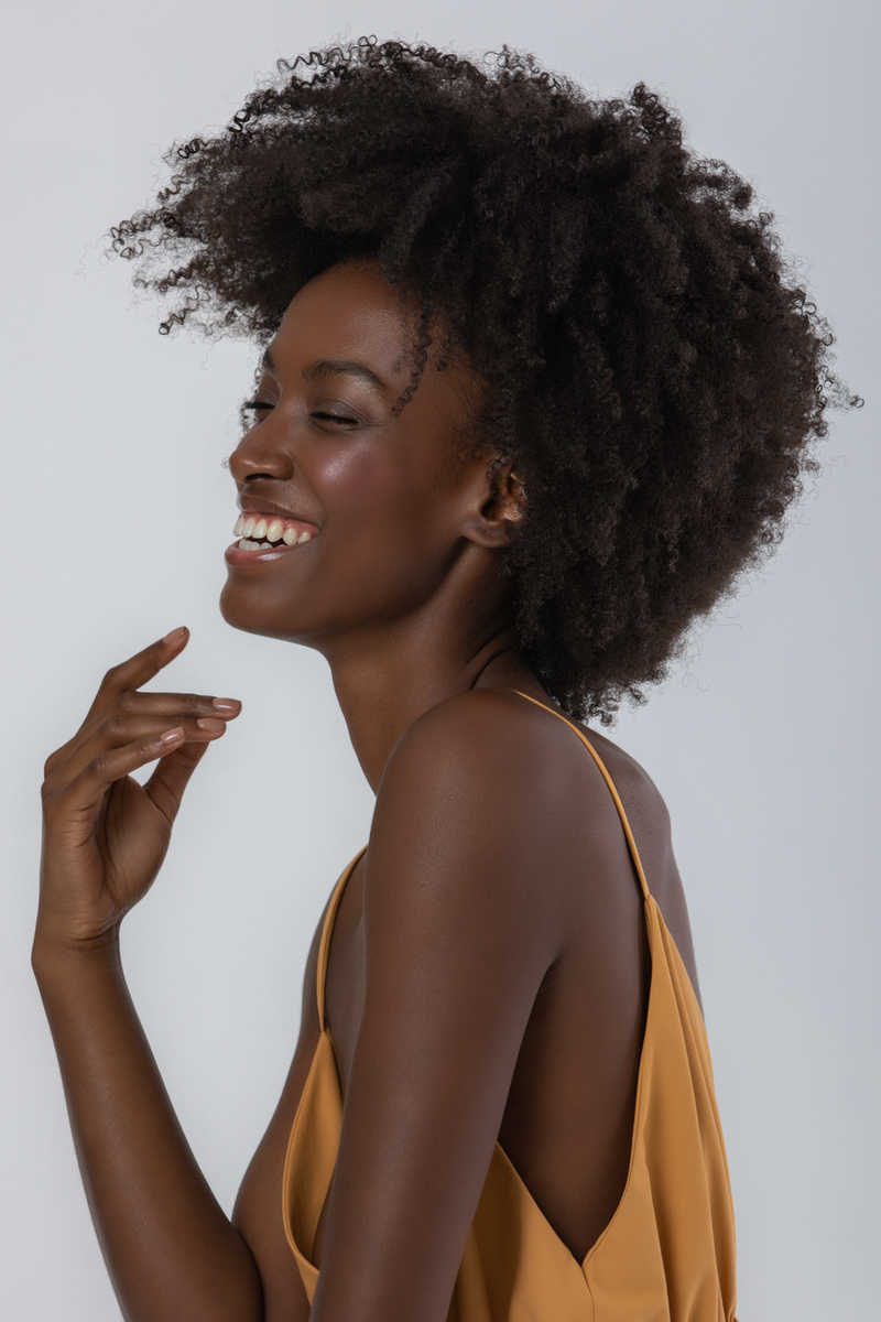 model-Color Dry Shampoo Black Touch-up