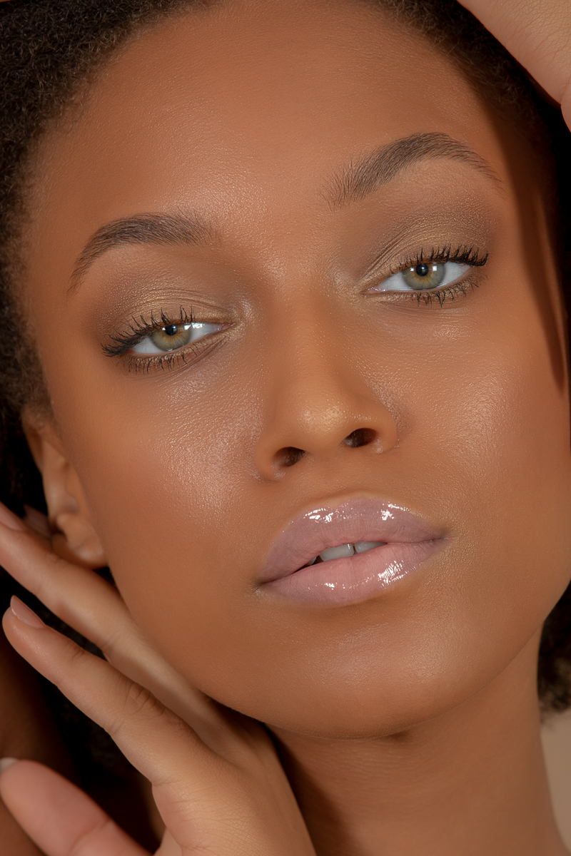 model-Delicious Shiny Kiss - Liquid Lipstick G04_3