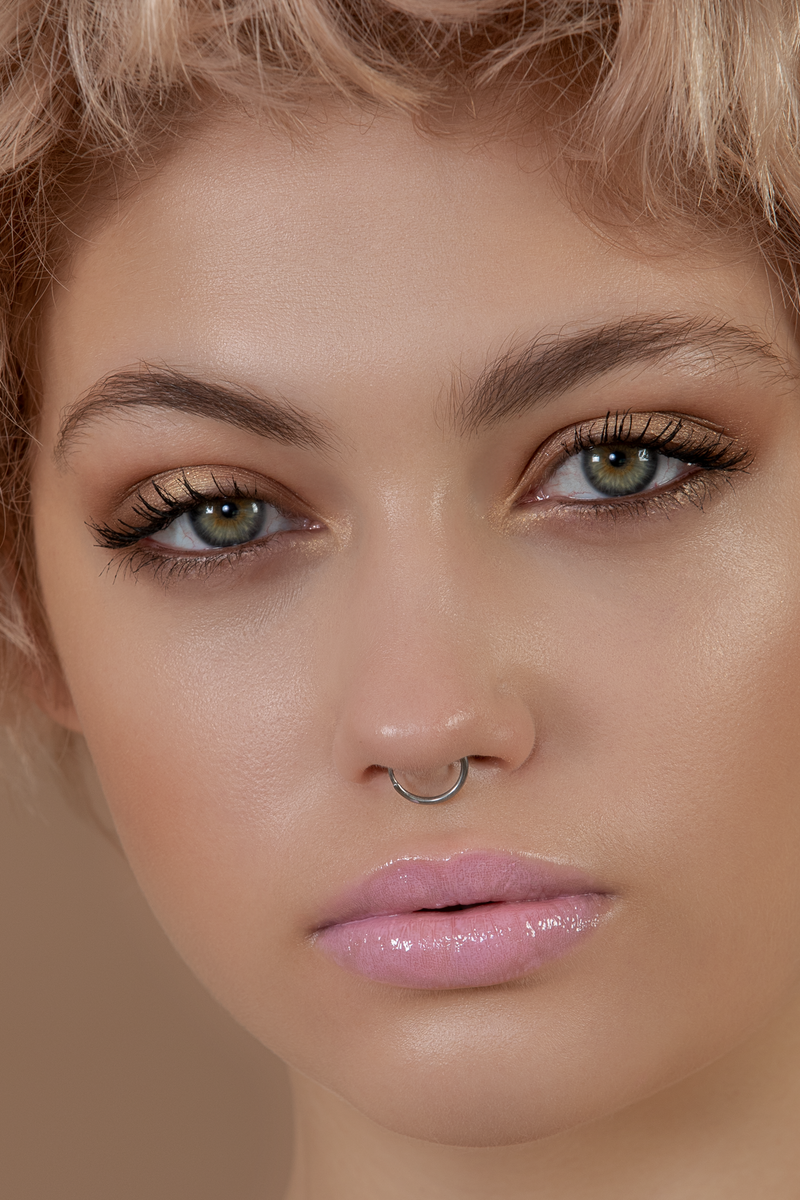 model-Delicious Shiny Kiss - Liquid Lipstick G03_1