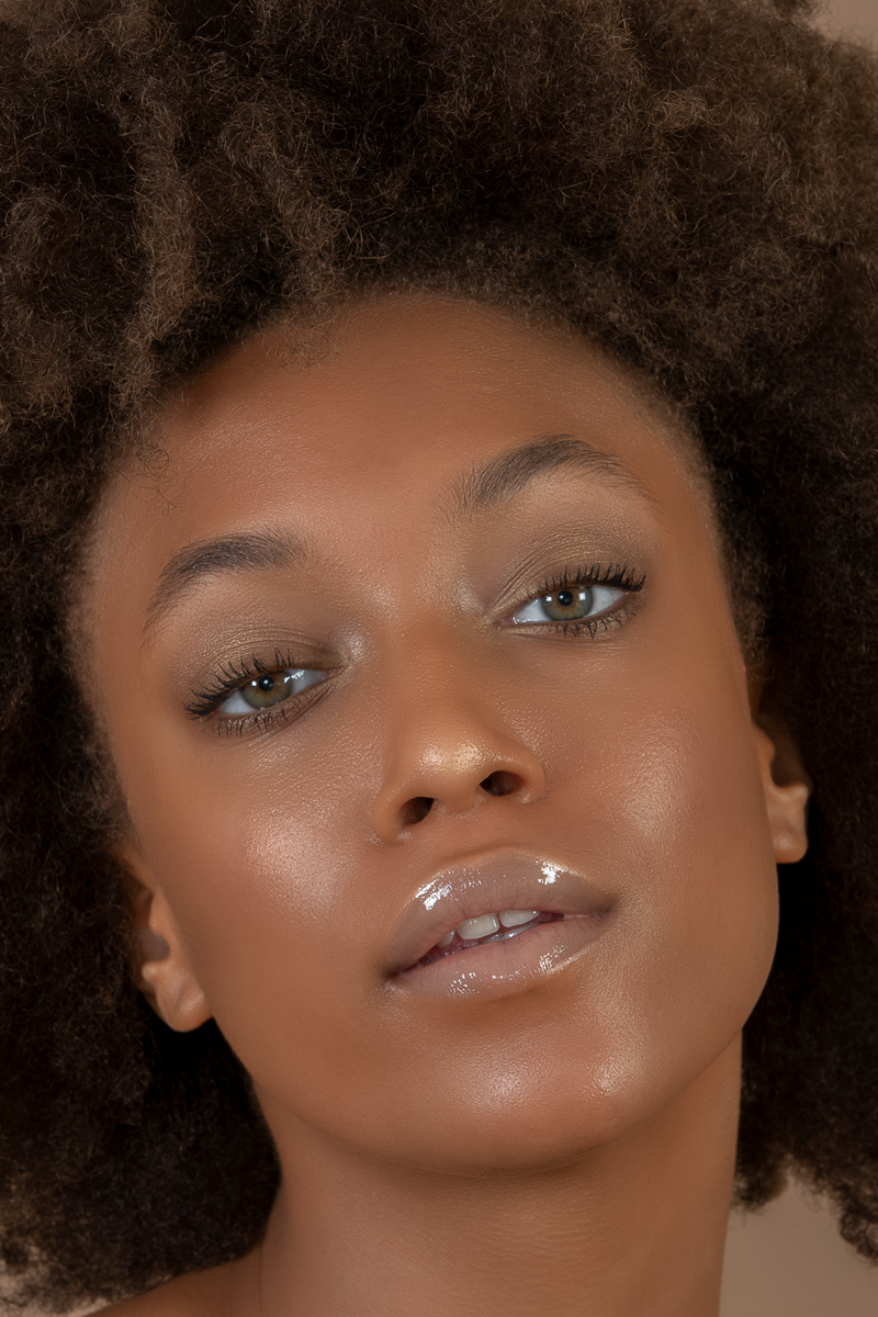 model-Delicious Shiny Kiss - Liquid Lipstick G01_3