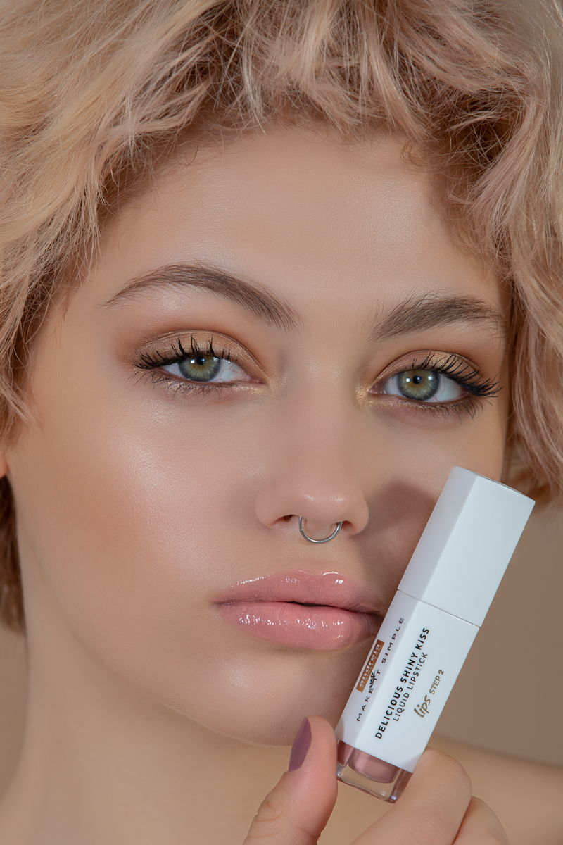 model-Delicious Shiny Kiss - Liquid Lipstick G02_1