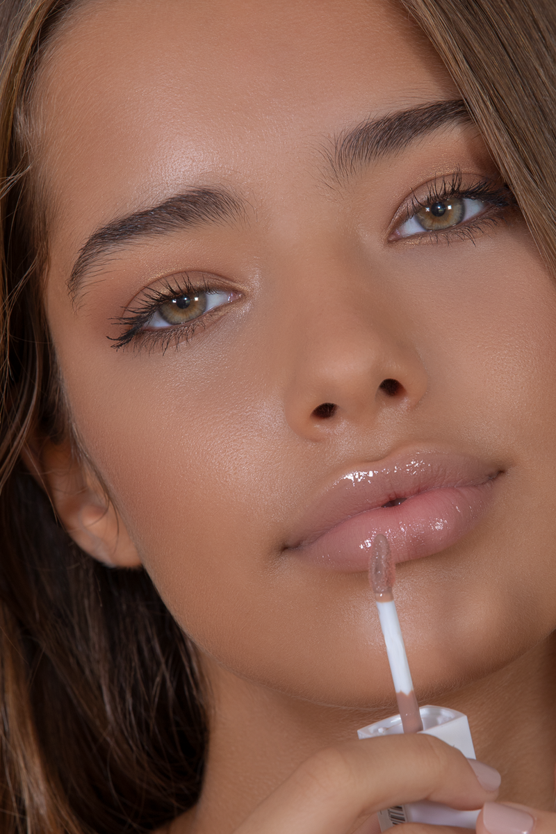 model-Delicious Shiny Kiss - Liquid Lipstick G01_2