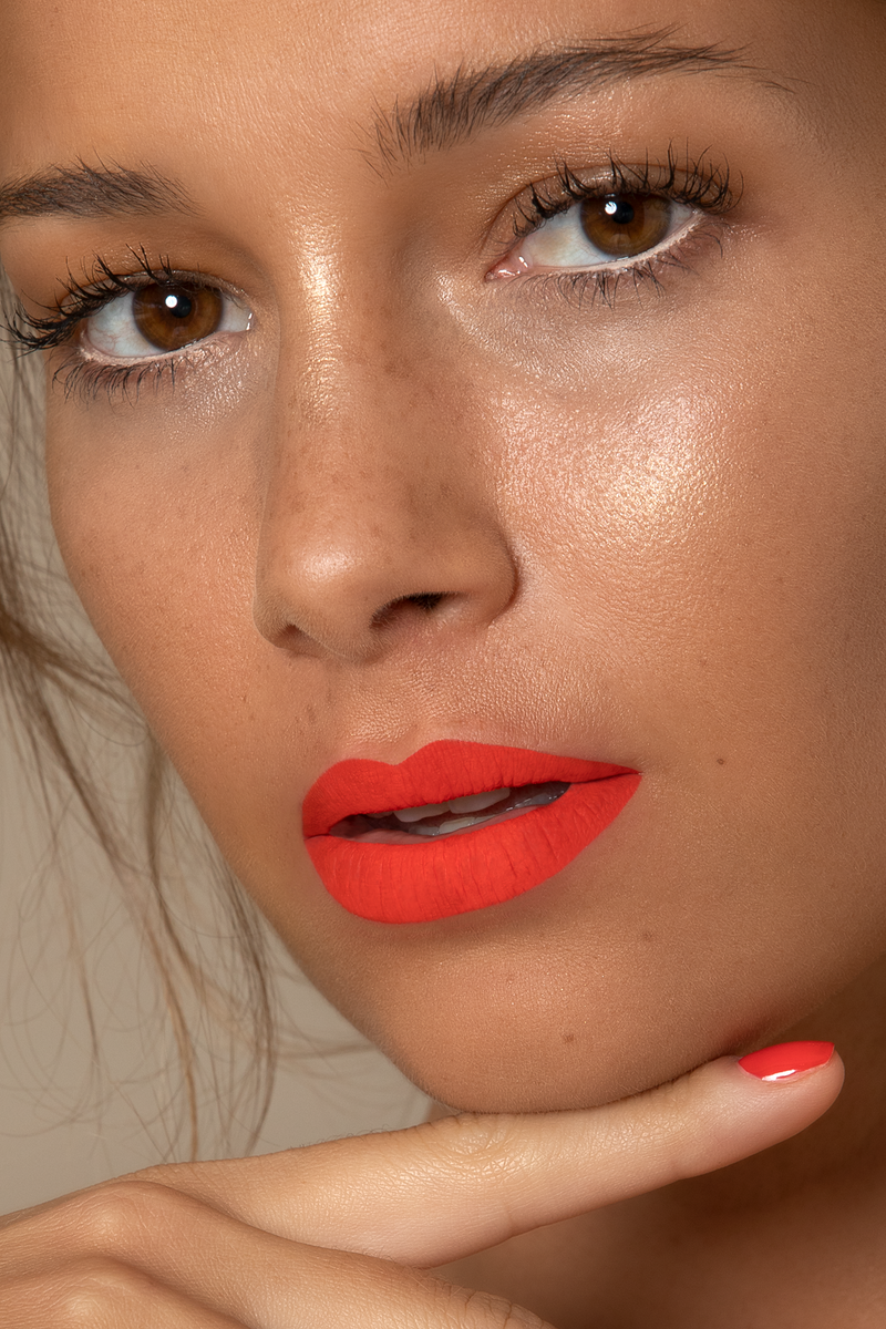 model-Kissproof - Liquid Lipstick 09 Grapefruit