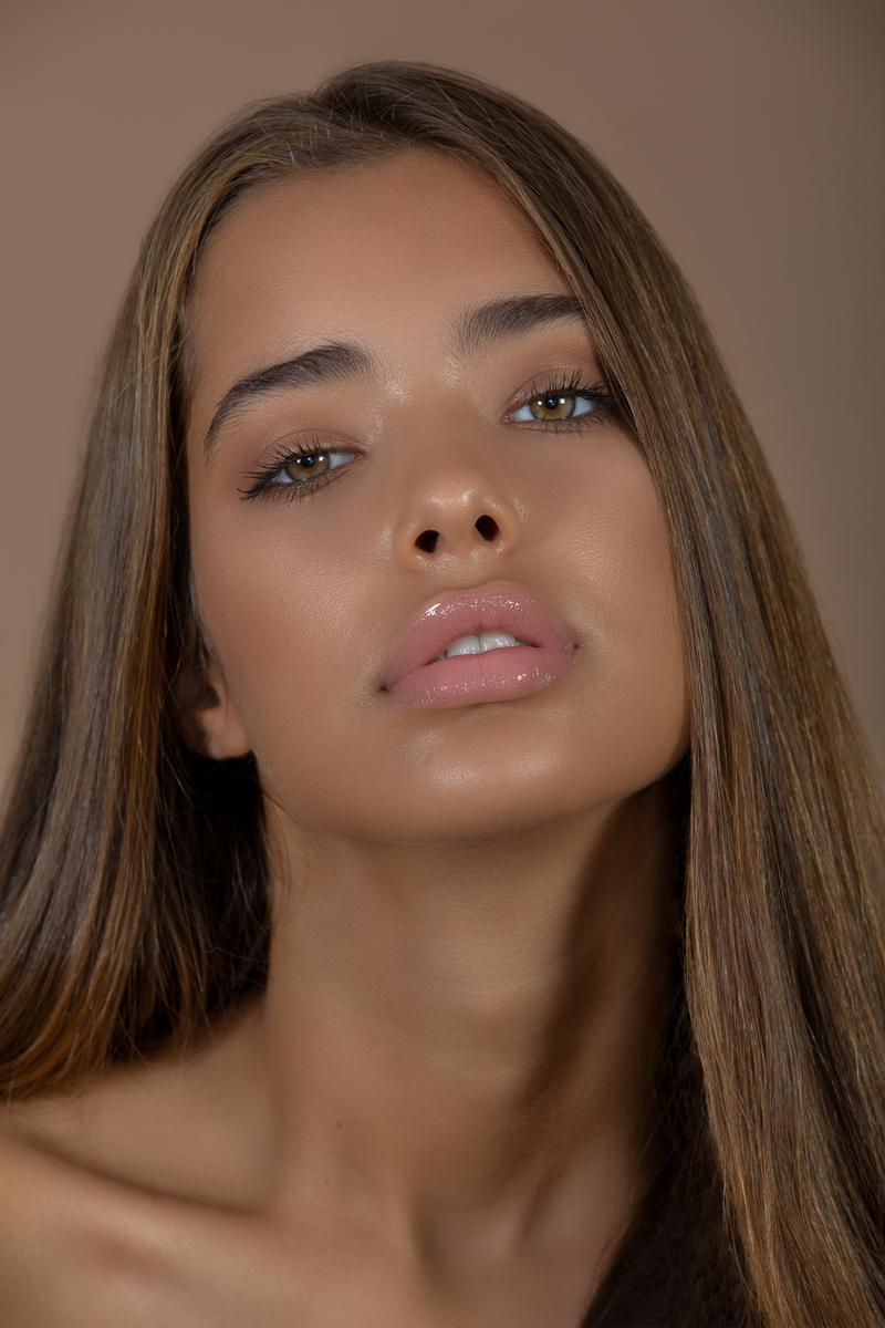 model-Delicious Shiny Kiss - Liquid Lipstick G02_2