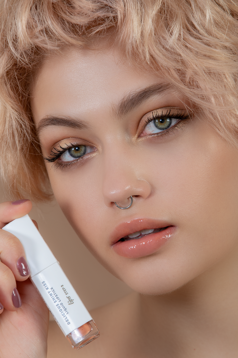 model-Delicious Shiny Kiss - Liquid Lipstick G05_1