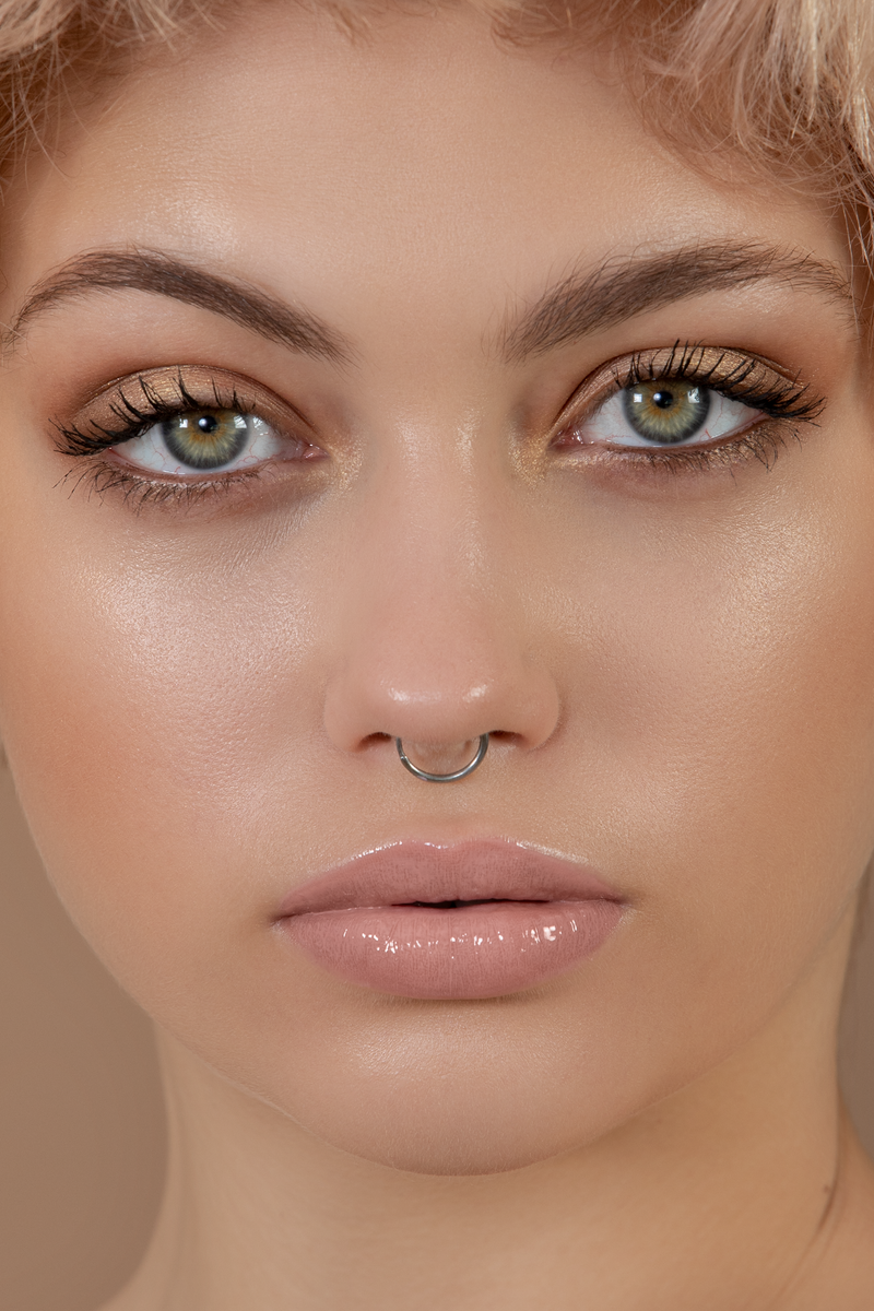 model-Delicious Shiny Kiss - Liquid Lipstick G04_1